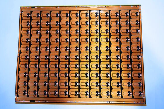 FPC de doble capa con 0.1 mm de ancho de línea y alta flexibilidad para un diseño compacto de doble cara